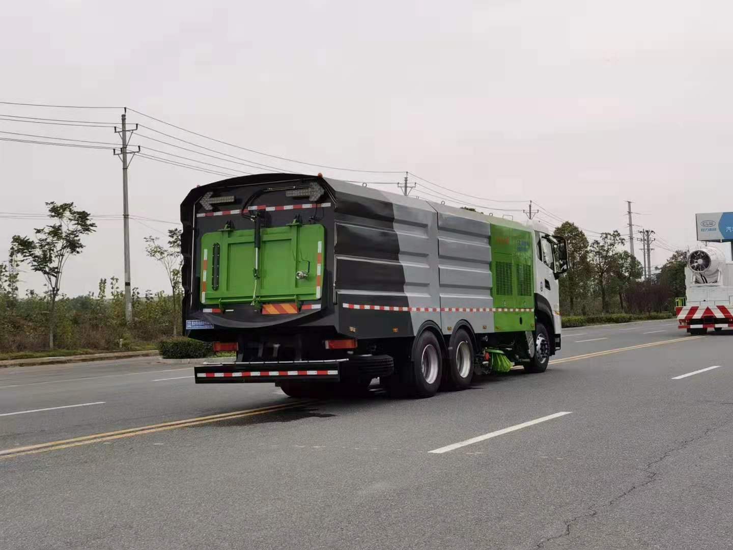 国六春风天龙后八轮洗扫车